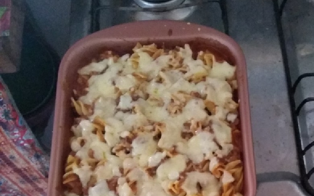 Penne ao molho de carne moída com creme de leite