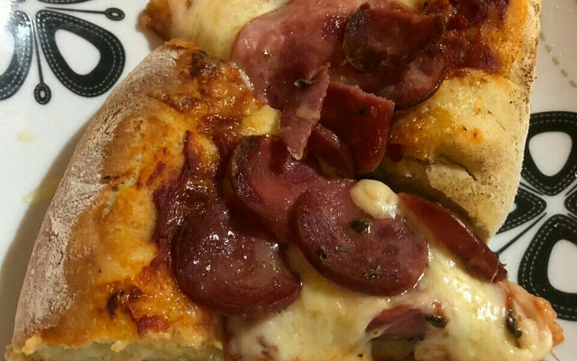 Massa de pizza com borda recheada