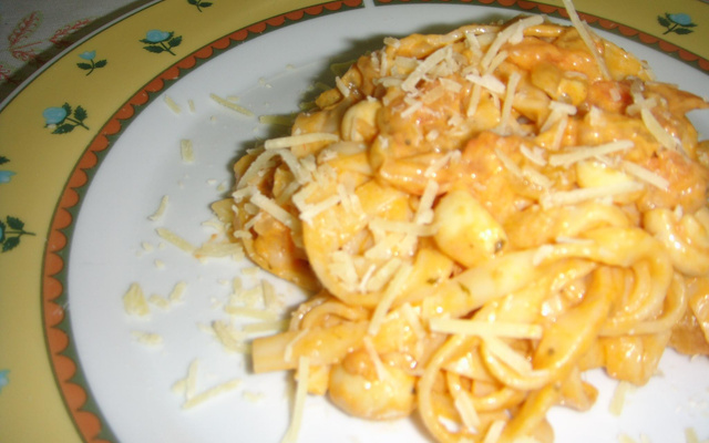 Macarrão cremoso com cogumelos e queijo cremoso