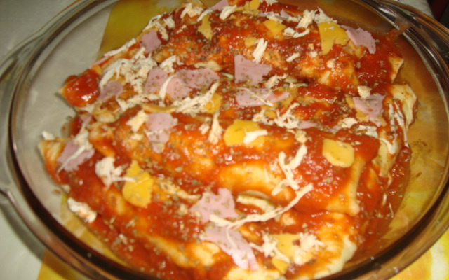 Panquecas com recheio de carne moída e acelga ao molho de tomate