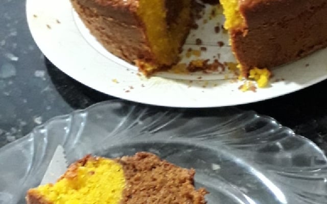 Bolo de cenoura mesclado com chocolate de liquidificador