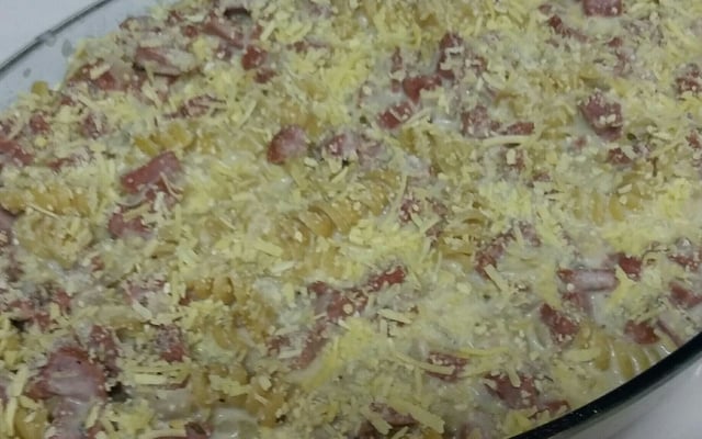 Ravioli com molho branco de calabresa