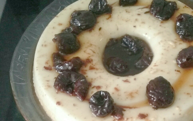 Manjar branco com calda de ameixa