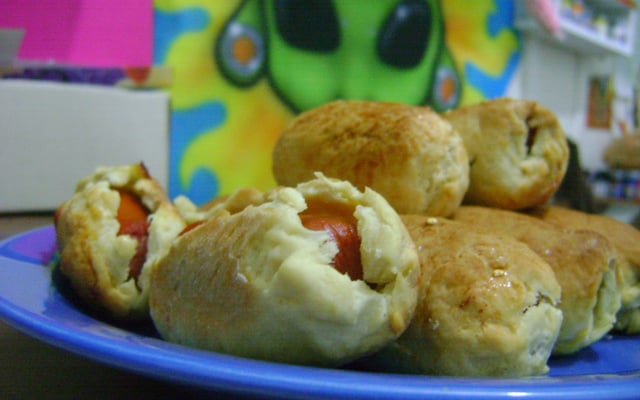 Enroladinho de salsicha assado fácil