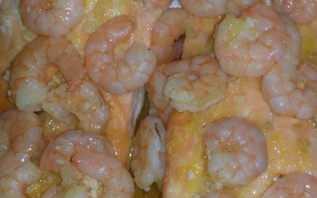 Postas de salmão assado com molho de camarão