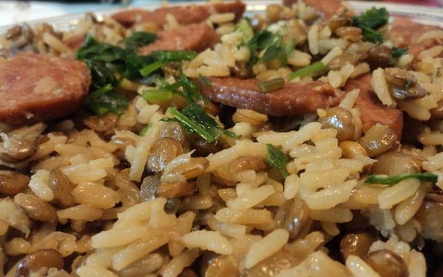 Arroz com lentilha e linguiça na panela de pressão