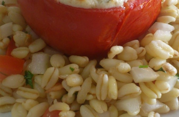 Tomates recheados com queijo colonial, molho branco especial, calabresa e milho verde