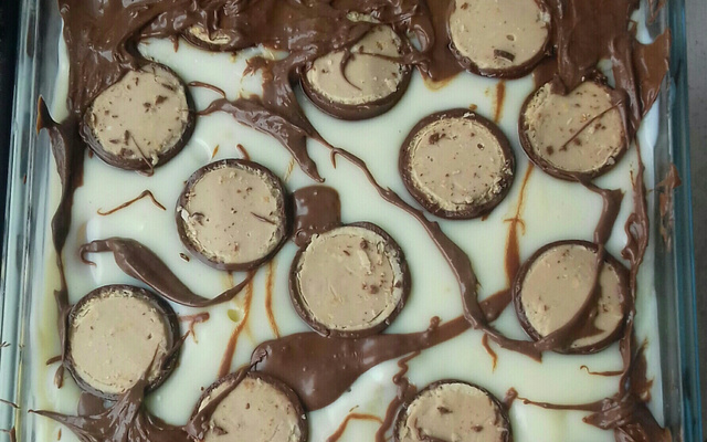 Torta de bombom recheado com creme de amendoim