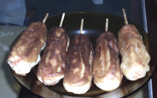 Salsicha Empanada no Palito