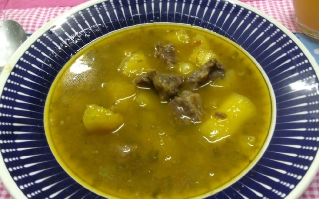 Sopa de mandioca com costela bovina