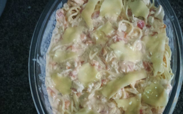 Macarrão com frango e requeijão ao forno