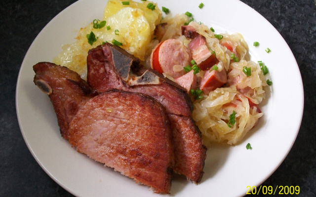 Chucrute com bisteca kassler e batatas