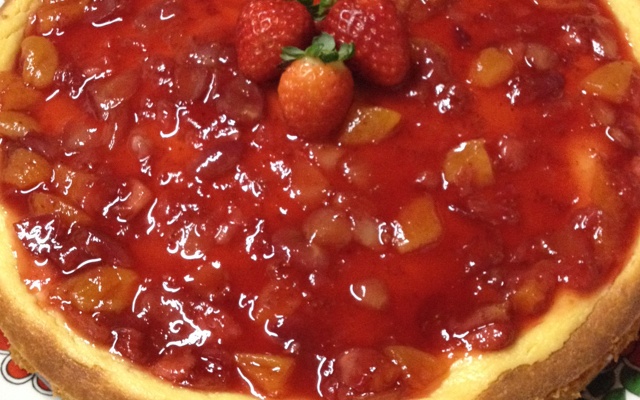 Torta de ricota com calda de frutas vermelhas