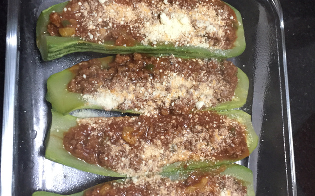 Canoa de abobrinha recheada com carne moída