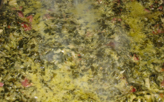 Lasanha ao molho de espinafre com calabresa