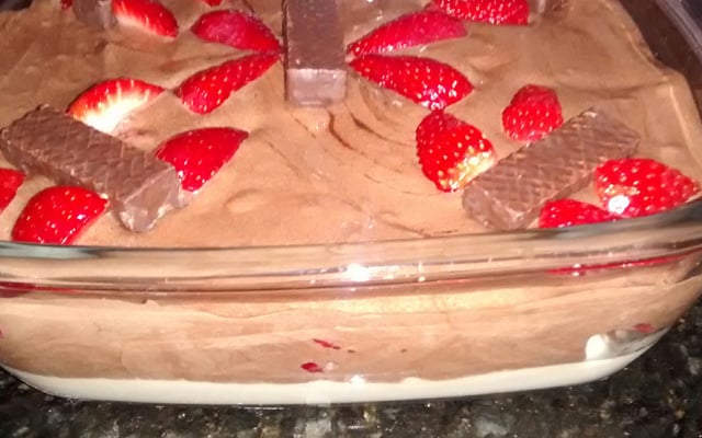 Receita de torta gelada de bis e morango