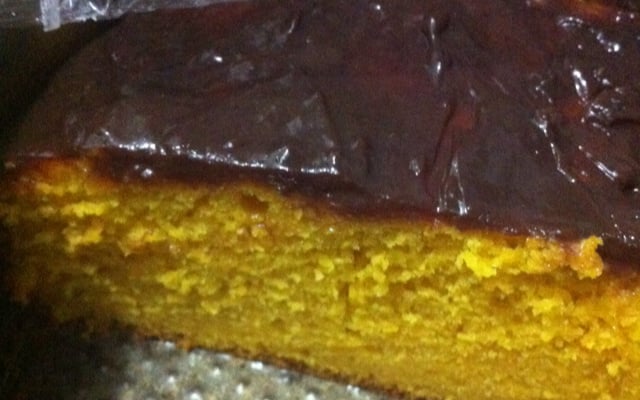 Bolo de cenoura com calda de chocolate