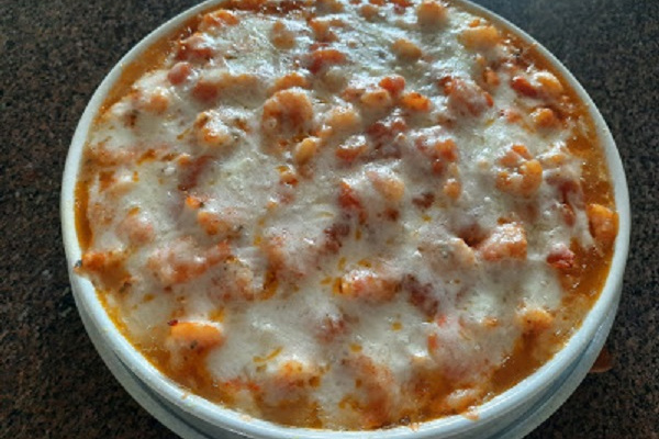 Gratinado de mandioca e camarão