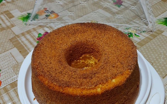 Bolo de fubá com casquinha de açúcar e canela