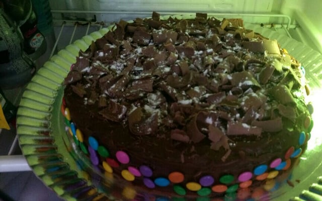 Pão de ló de chocolate com recheio e cobertura