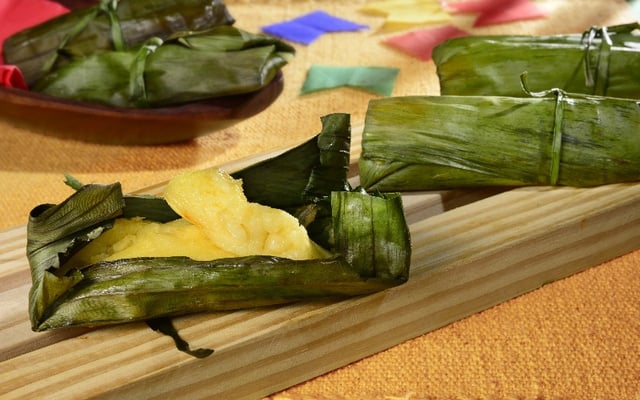 Bolinho de macaxeira na folha da bananeira 