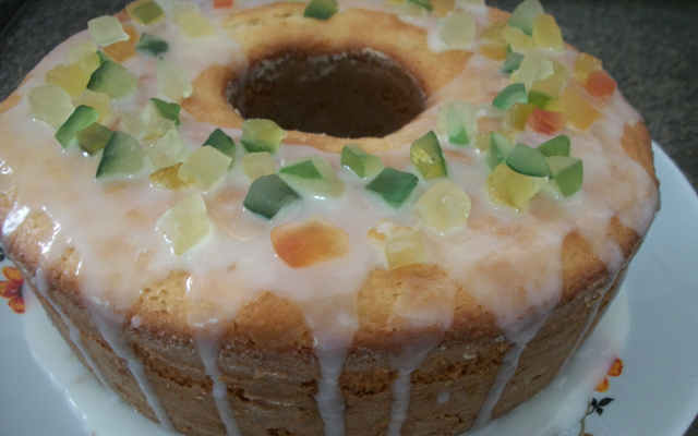 Bolo de limão com frutas cristalizadas
