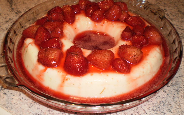 Manjar com calda de morango