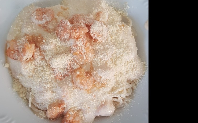 Macarrão com camarão ao molho de quatro queijos