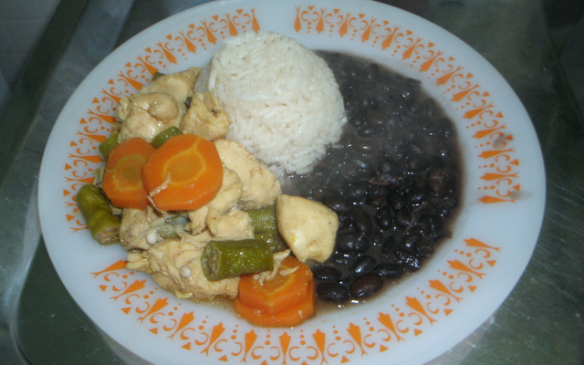 Filé de frango com quiabo e cenoura