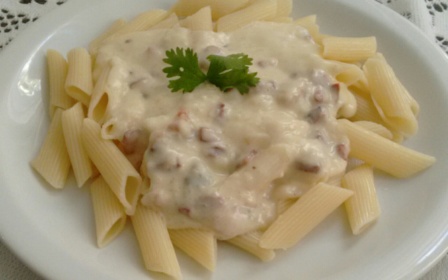Macarrão ao molho branco