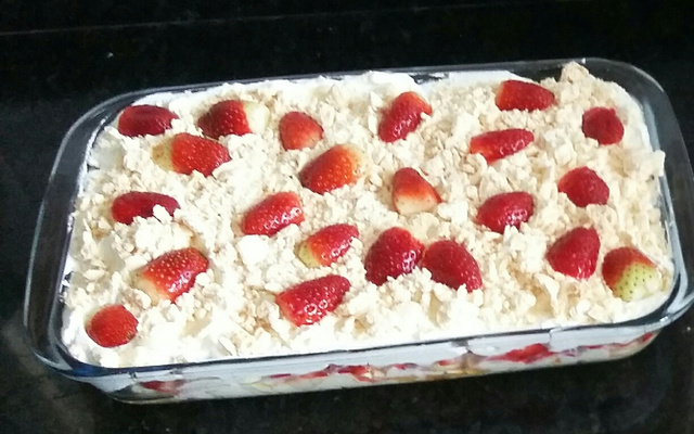 Merengue de morango com suspiro