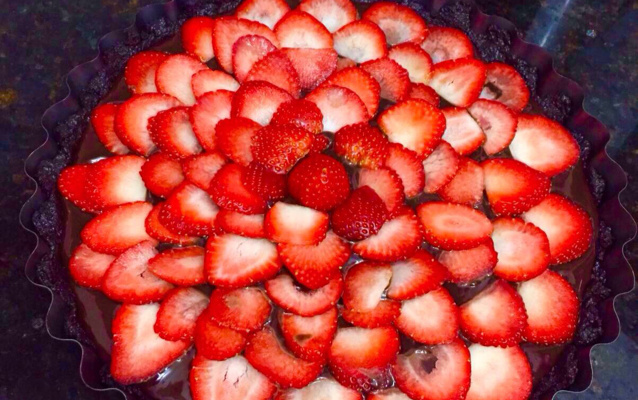 Torta de oreo com chocolate e morangos