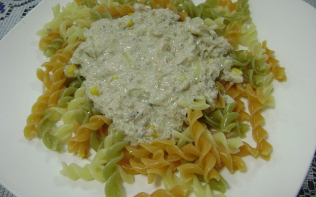 Fusilli tricolore com atum