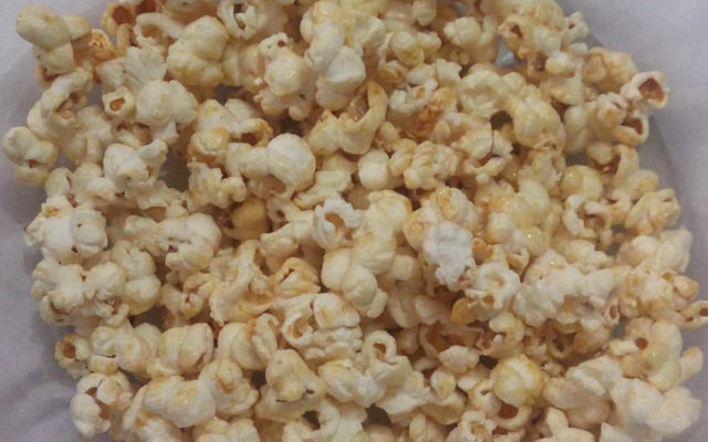 Pipoca caramelada de micro-ondas