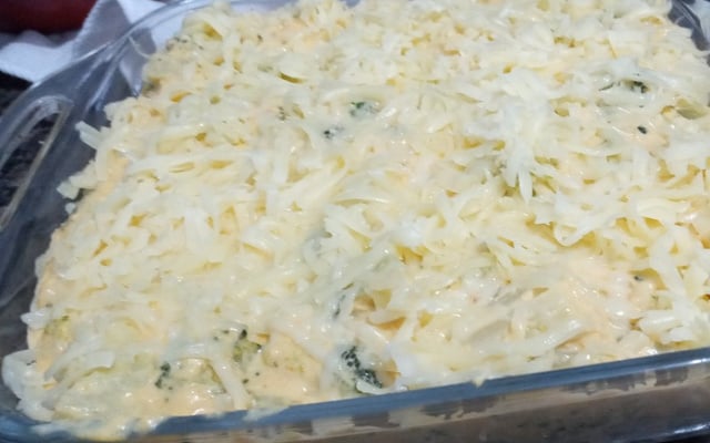Macarrão ao molho branco com Frango e Brócolis