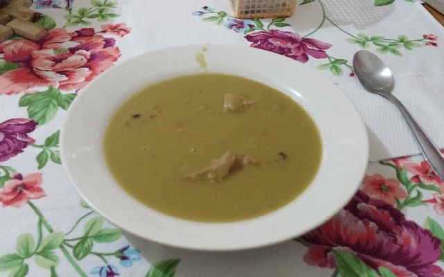 Sopa de ervilha com sobras de costelinha de porco