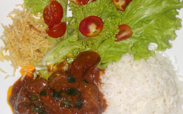 Acém na pressão com cerveja preta e creme de cebola