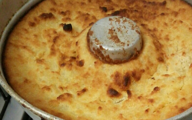 Bolo cremoso de mandioca (aipim)