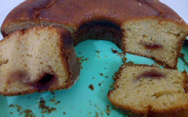 Broa de fubá com goiabada