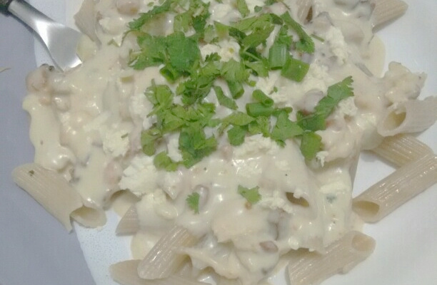Macarrão com brócolis e creme branco