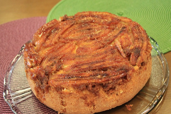 Bolo fofo com cobertura de banana caramelada