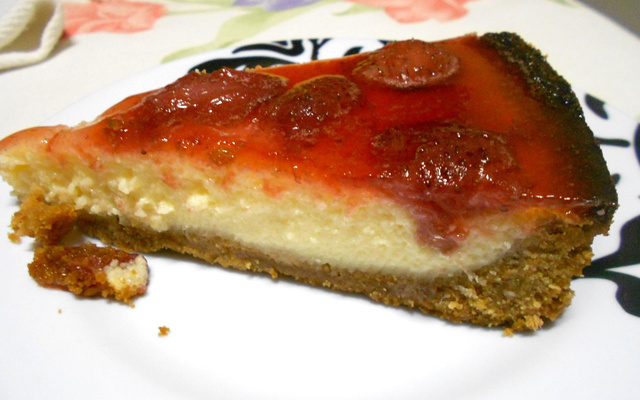 Cheesecake de queijo coalho com calda de morangos