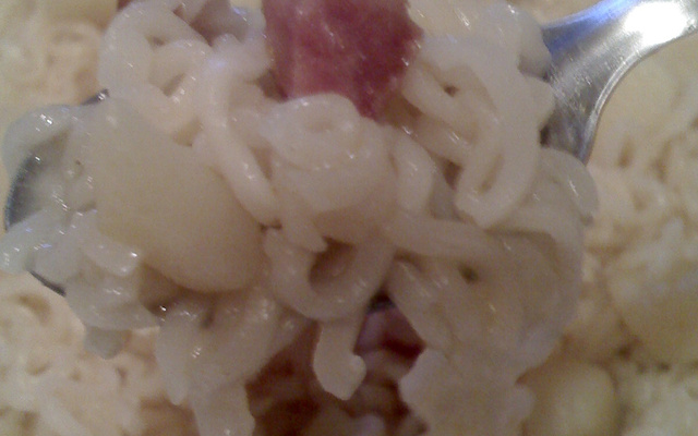 Miojo com calabresa e batatas