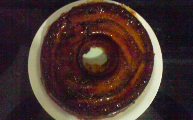 Bolo de iogurte e bananas carameladas