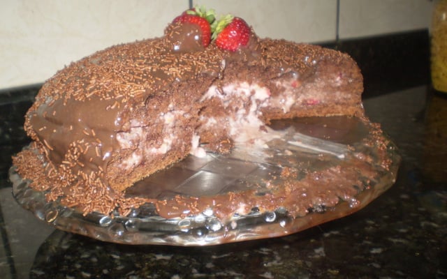 Bolo de chocolate com morango