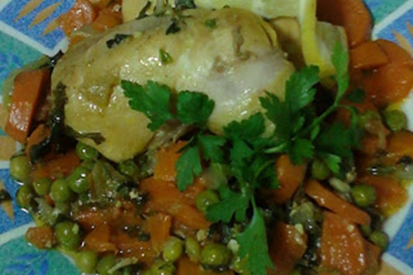Frango com ervilhas,cenouras e ervas aromáticas