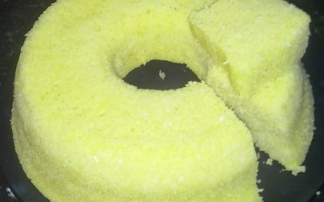 Bolo fofinho de fubá de microondas