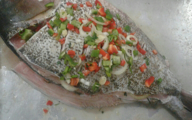 Peixe assado à moda pantaneira