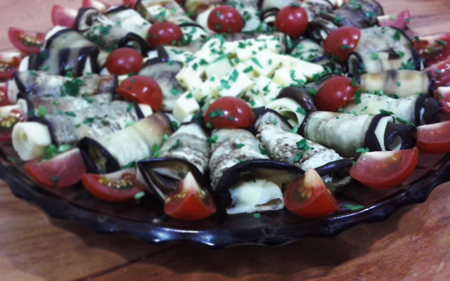 Enroladinho de berinjela com queijo