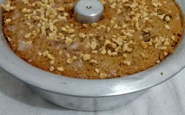 Bolo de canela com recheio e cobertura de doce de leite